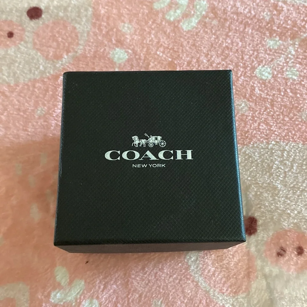 Coach Boyfriend Signature Silver Dial Women’s Watch. New in original box. - Picture 4 of 4